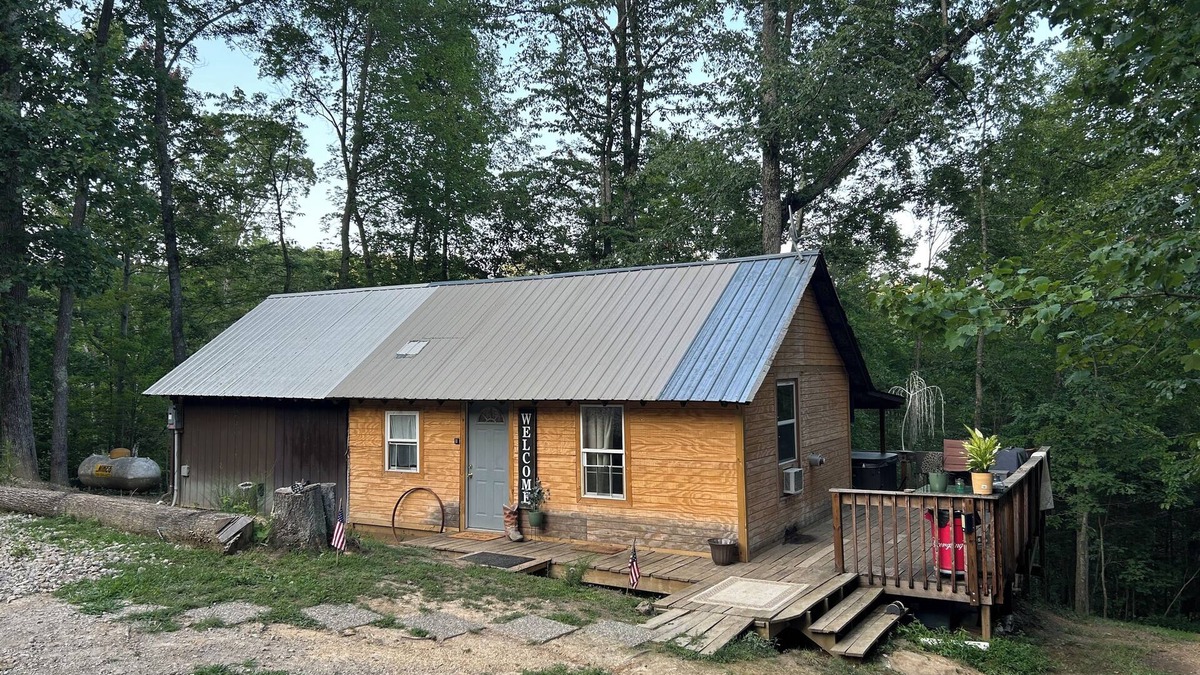 Ray Cabin | Comfy cabin near hocking hills with hidden spare bedroom, pet friendly