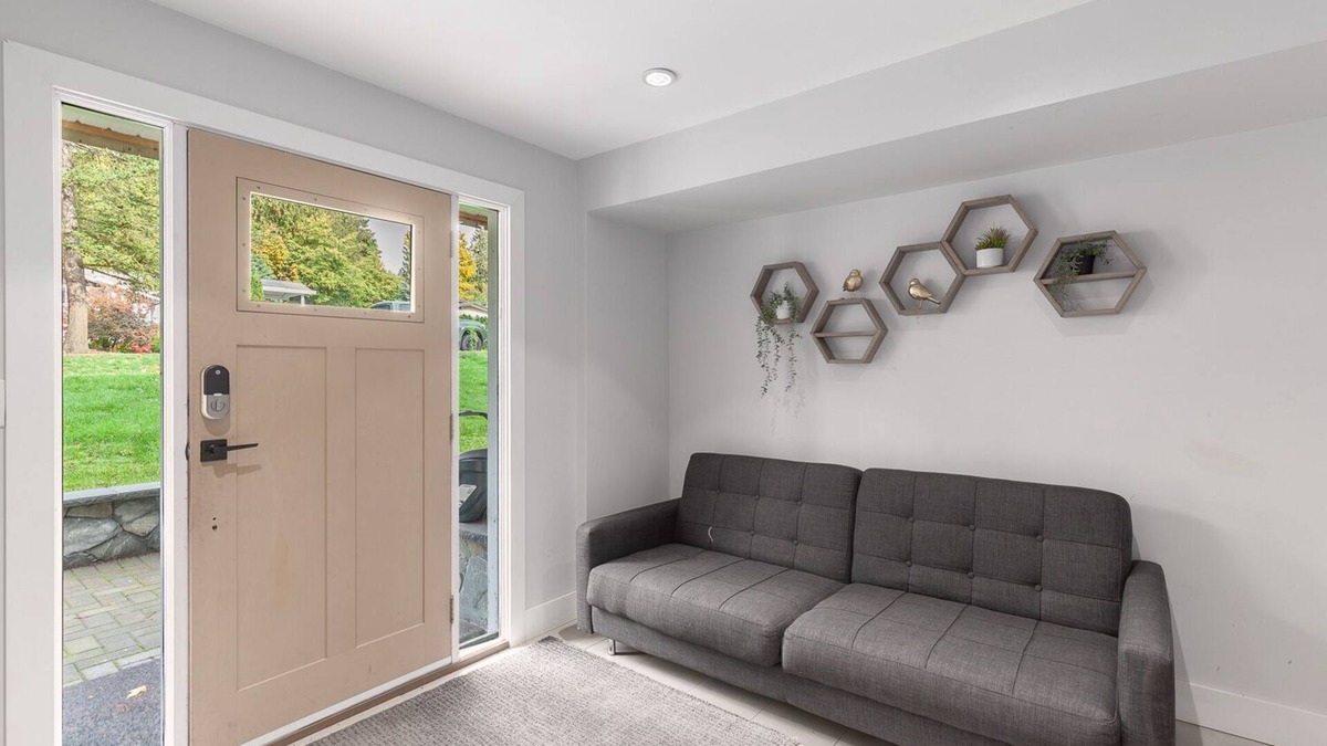 Garibaldi Highlands House | Comfy & Central~Group Getaway~ Entire Home ~Covered Patio~ 5 BDRM 4 BTH w/ A/C