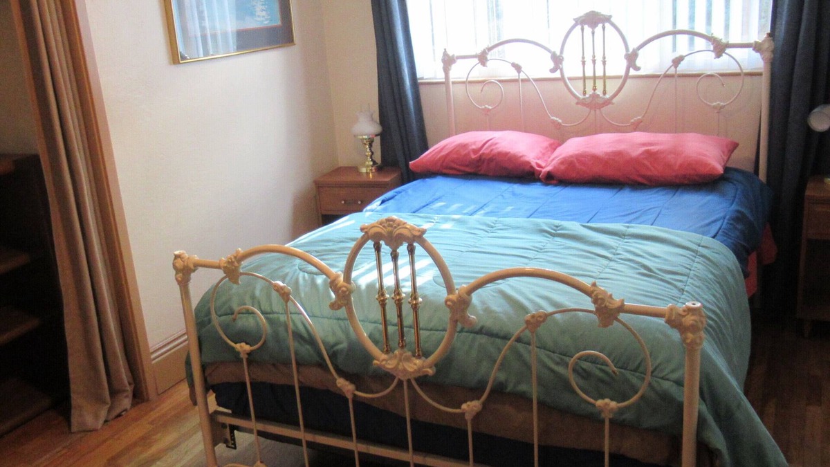Chico House | Comfy Chico Home near FWY with Hot Tub {pet friendly}