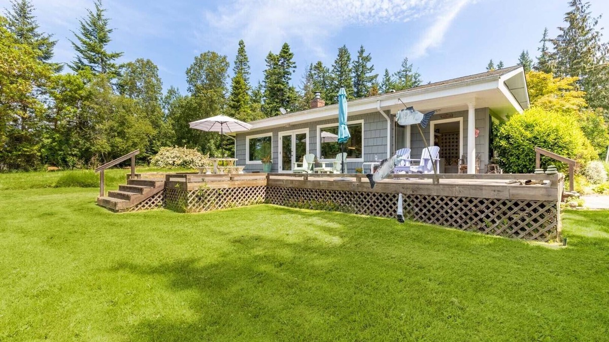 Freeland House | Comfy Coastal Cottage by AvantStay | Mountain View