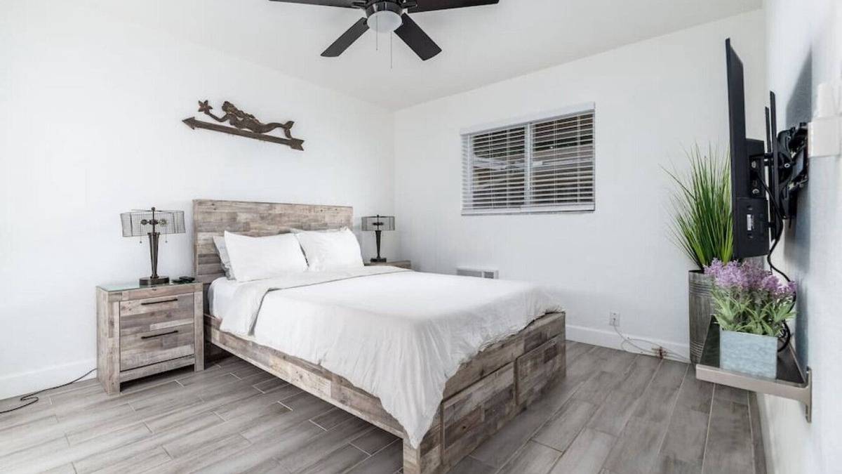 Poinsettia Heights Apartment | Comfy Condos @ Middle River - #2