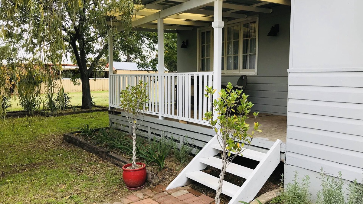 Mendooran Cottage | Comfy Cosy Country Cottage