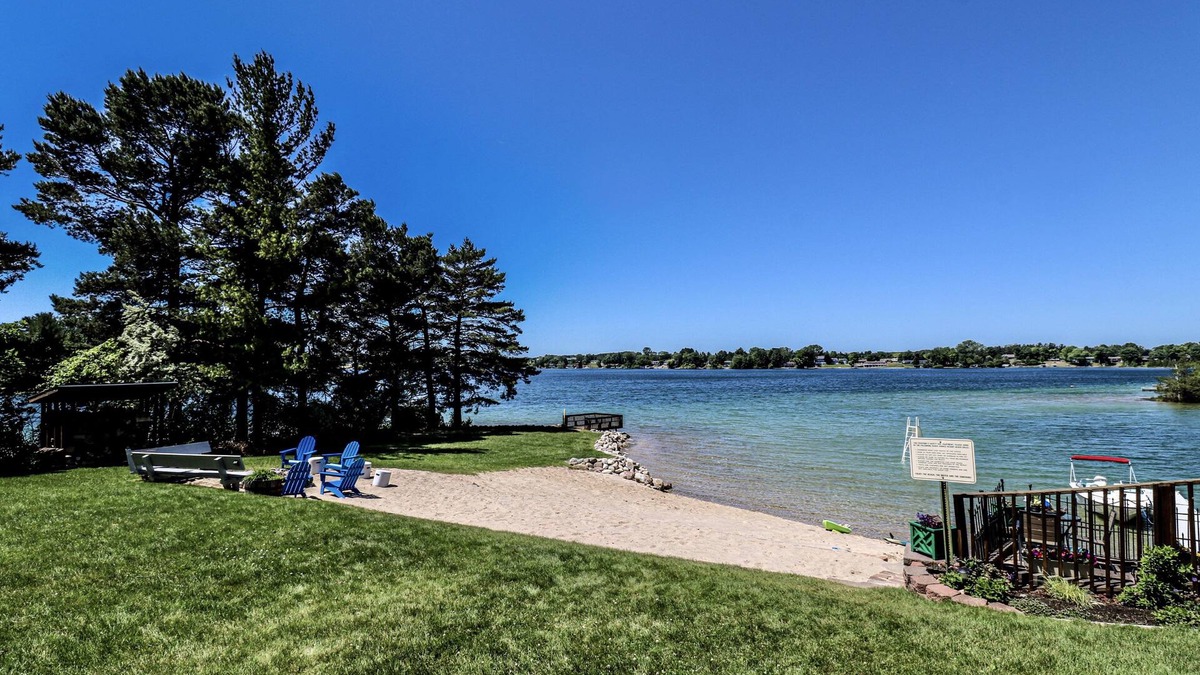 Traverse City Cottage | Comfy Cottage with Shared Waterfront on Silver Lake