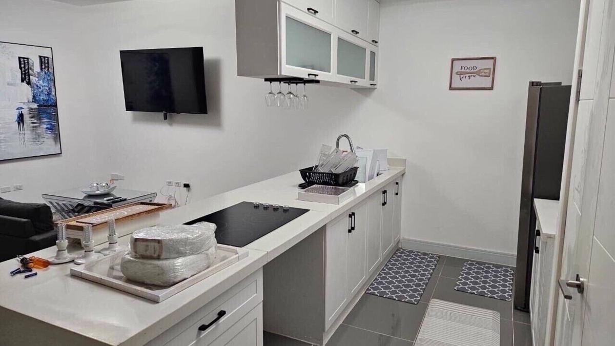 Beverly Hills Apartment | Comfy Cove. Apt fully air conditioned with Wi-Fi