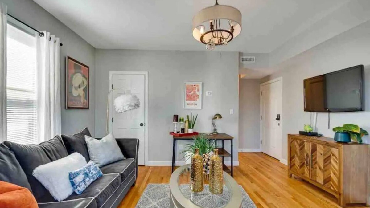 Dorchester Condo | Comfy & Cozy 2nd level condo walk to MBTA mins to Downtown Boston