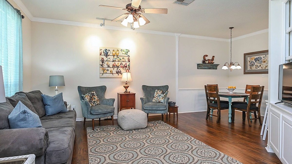 Southwood Valley House | Comfy, Cozy, Colorful and Centrally Located, Minutes From Texas A&M!