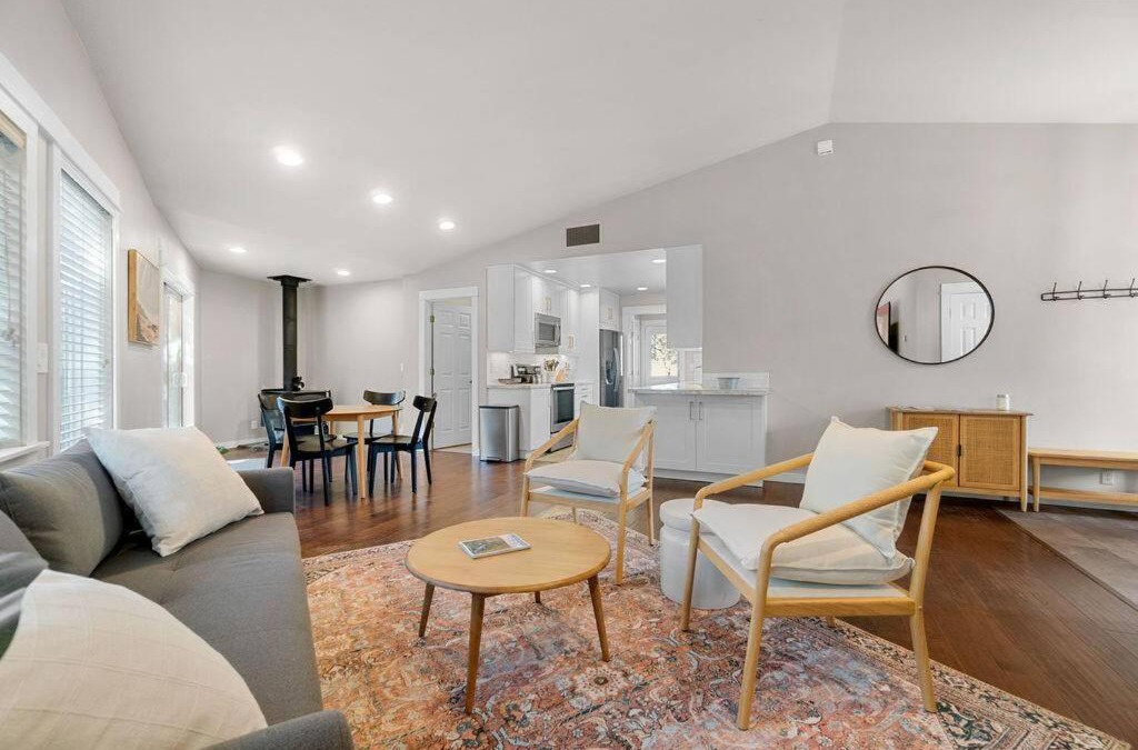 Bend House | Comfy, Cozy, Conveniently Located 3br/2ba House
