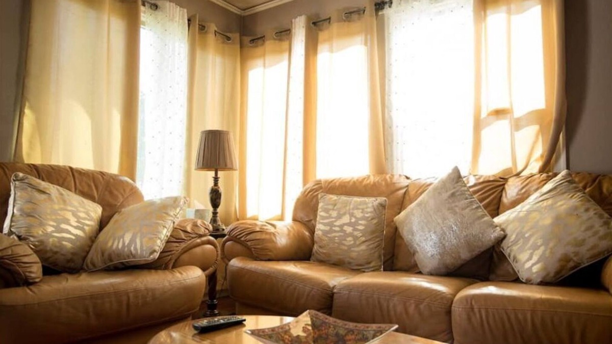 Montavilla House | Comfy & Cozy For The Professional & Family
