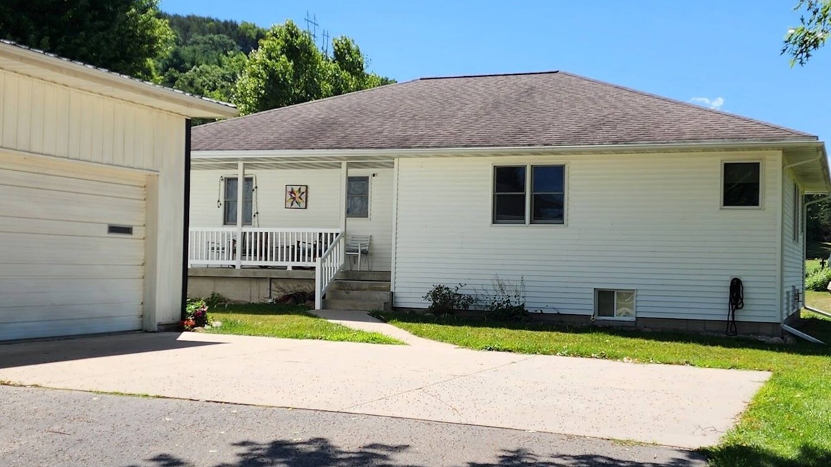 Decorah House | ~Comfy~Cozy~ Friendly Neighborhood!