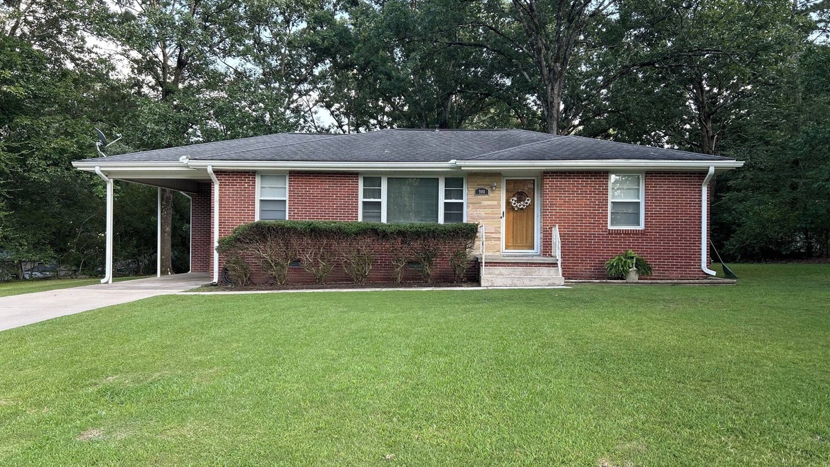 Weaver House | Comfy & Cozy Home in Weaver!