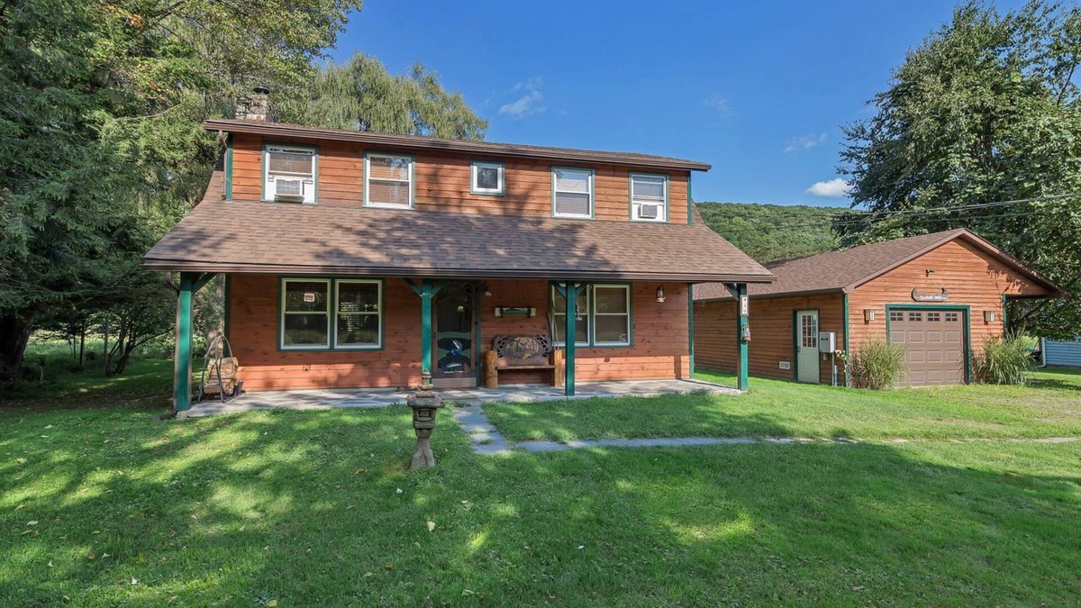 Damascus House | Comfy Cozy Living on the Delaware River! Recently Renovated!