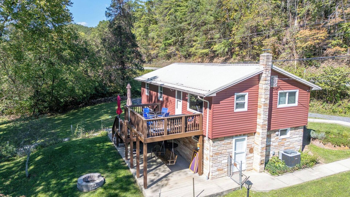 Eagle Rock House | Comfy Creekside Getaway in Eagle Rock, VA on Craig Creek, near the James River