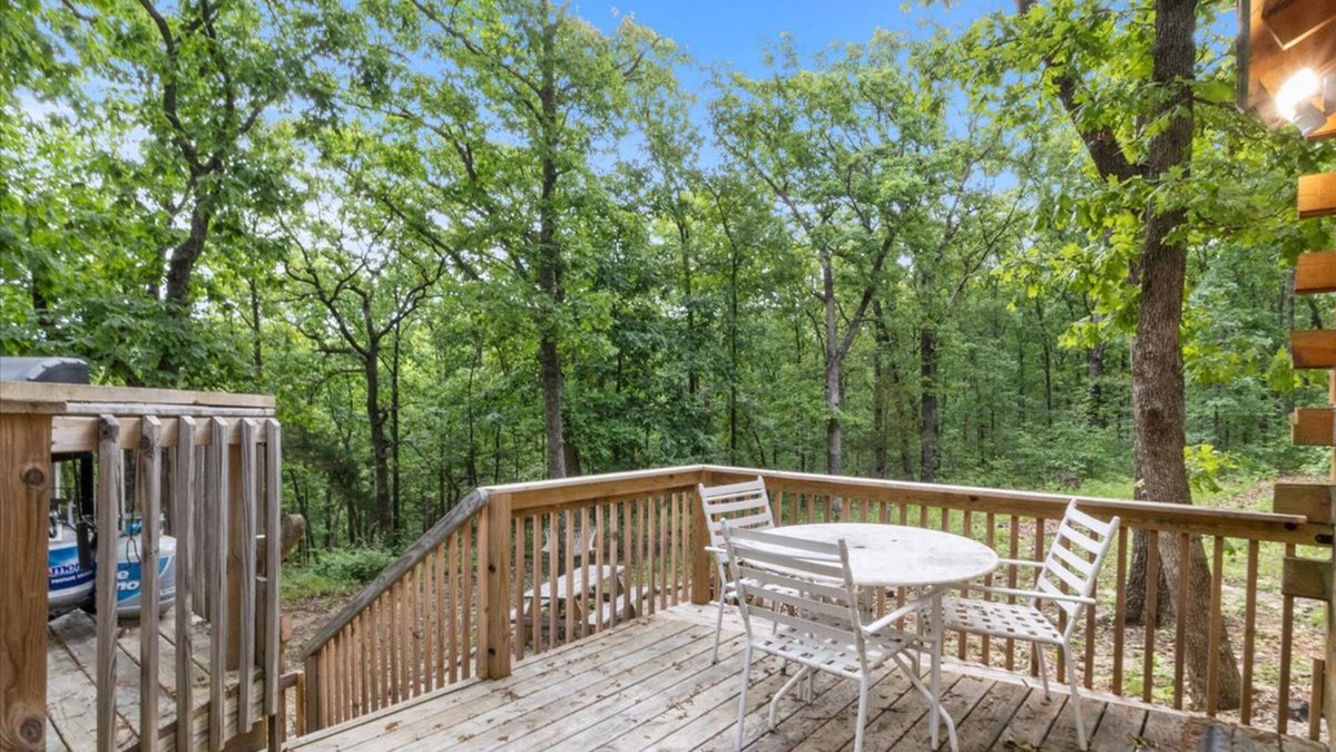 Eldon Cabin | Comfy dog-friendly cabin with fireplace, washer/dryer, gas grill & deck