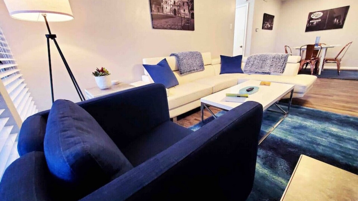 Government Hill Apartment | Comfy Downtown Apartment Near The Pearl - King Bed