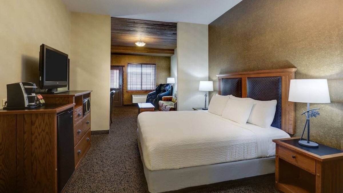 Sioux City Hotel | Comfy Expanded King Lodge, Whirlpool, Stoney Creek Sioux, Parking