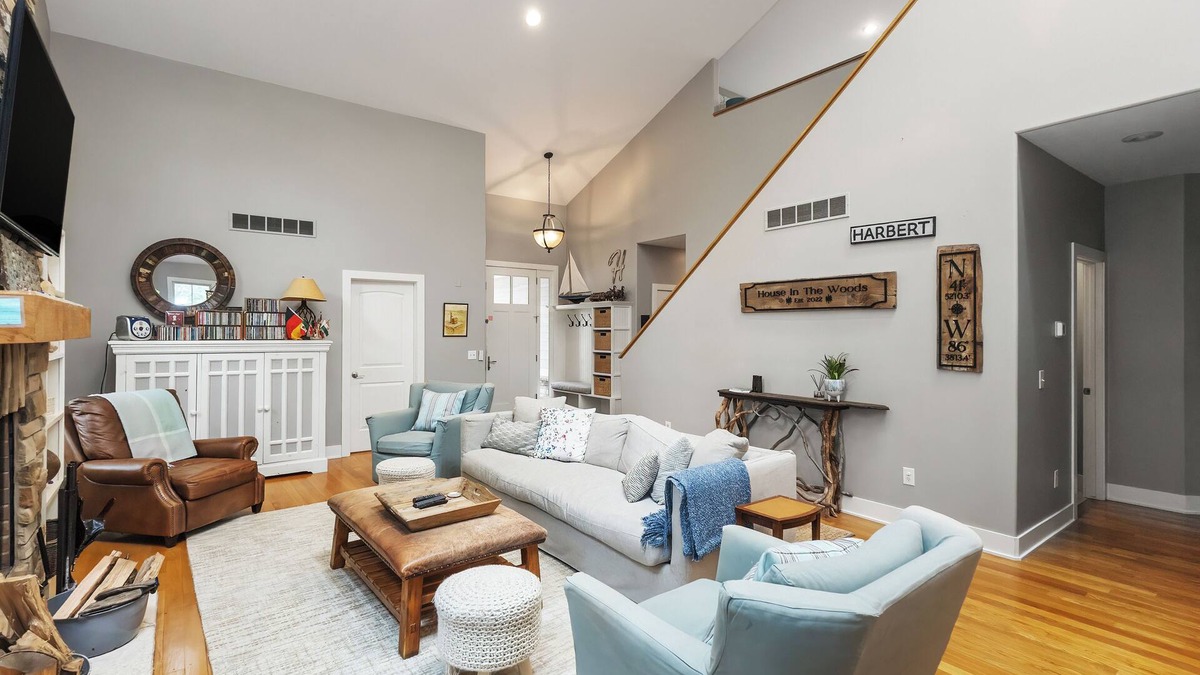 Harbert House | Comfy Family Home, Walk to Harbert Beach!
