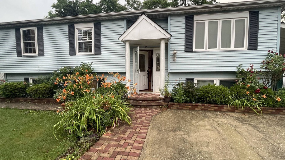 Farmingdale House | Comfy family-sized home near the heart of Farmingdale