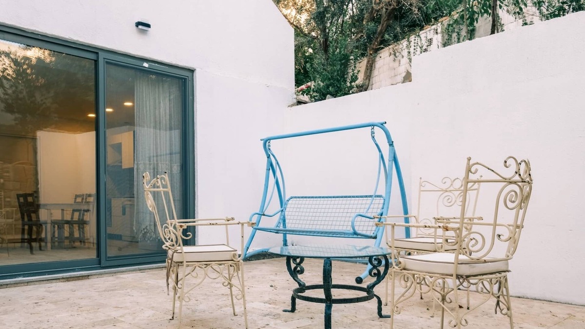 Bodrum City Center Apartment | Comfy Flat w Patio 3 min to Beach in Bodrum
