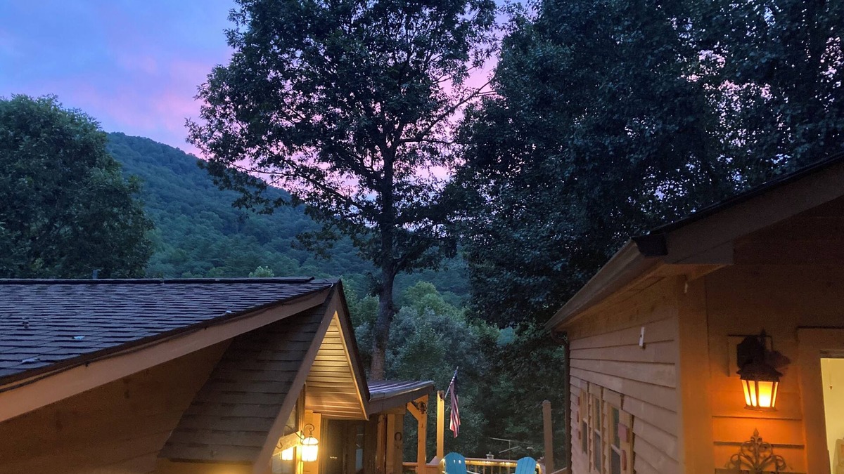 Hiawassee Cabin | Comfy GA Mtns. Getaway: 2-bdrm/king cabin, w/loft. Mountain views, AC, WiFi