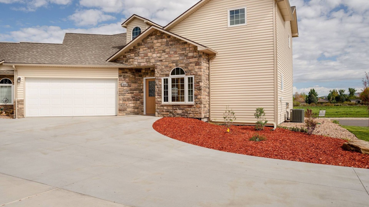 Montrose House | Comfy Gathering Place for Friends or Family!