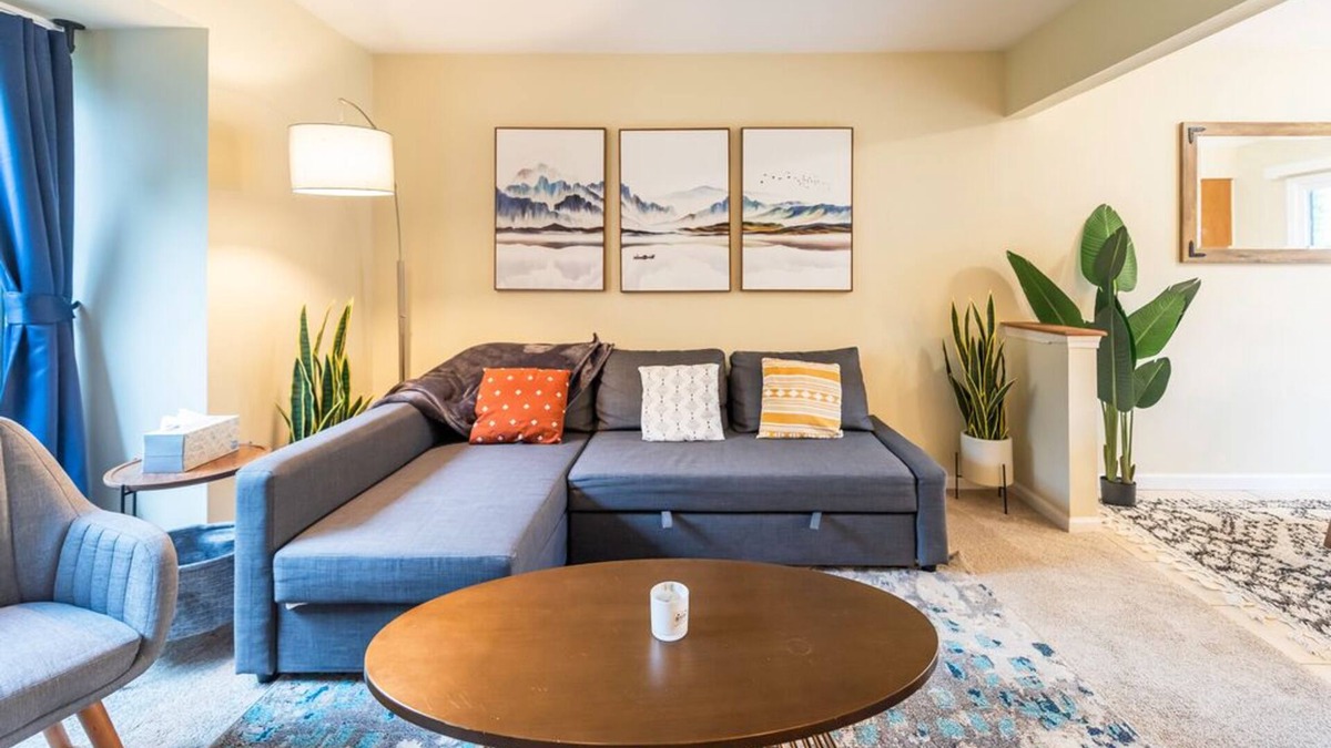 Dicken House | Comfy Home w/Lots of Light, Close to Big House!