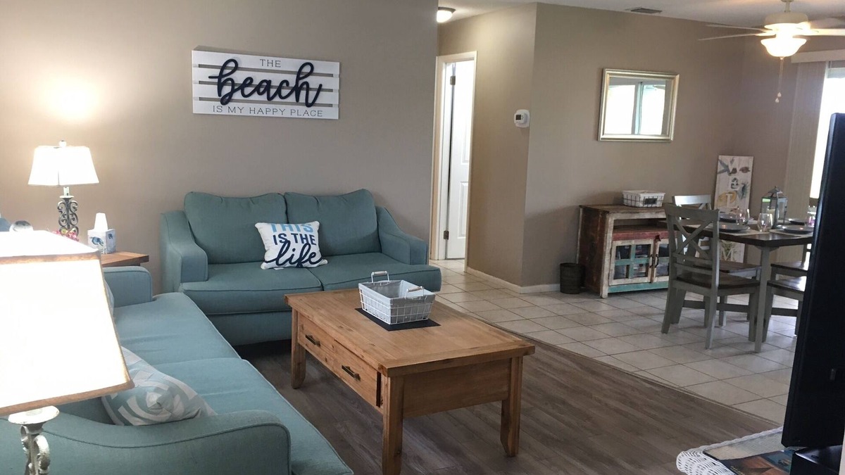Venice East House | Comfy home w/screened in lanai, near golf, shops, 5 miles to beautiful beaches!
