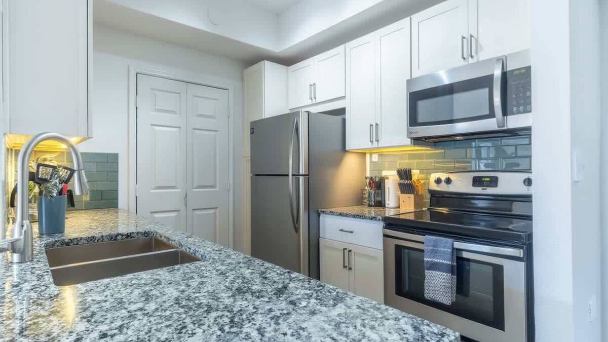 Irving Apartment | Comfy King 1BR | Pool, Gym & Free Parking 05