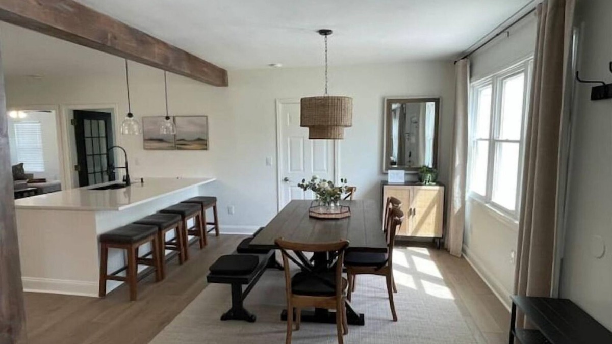 Independence House | Comfy King Beds and Fast Wi-Fi near KC stadiums