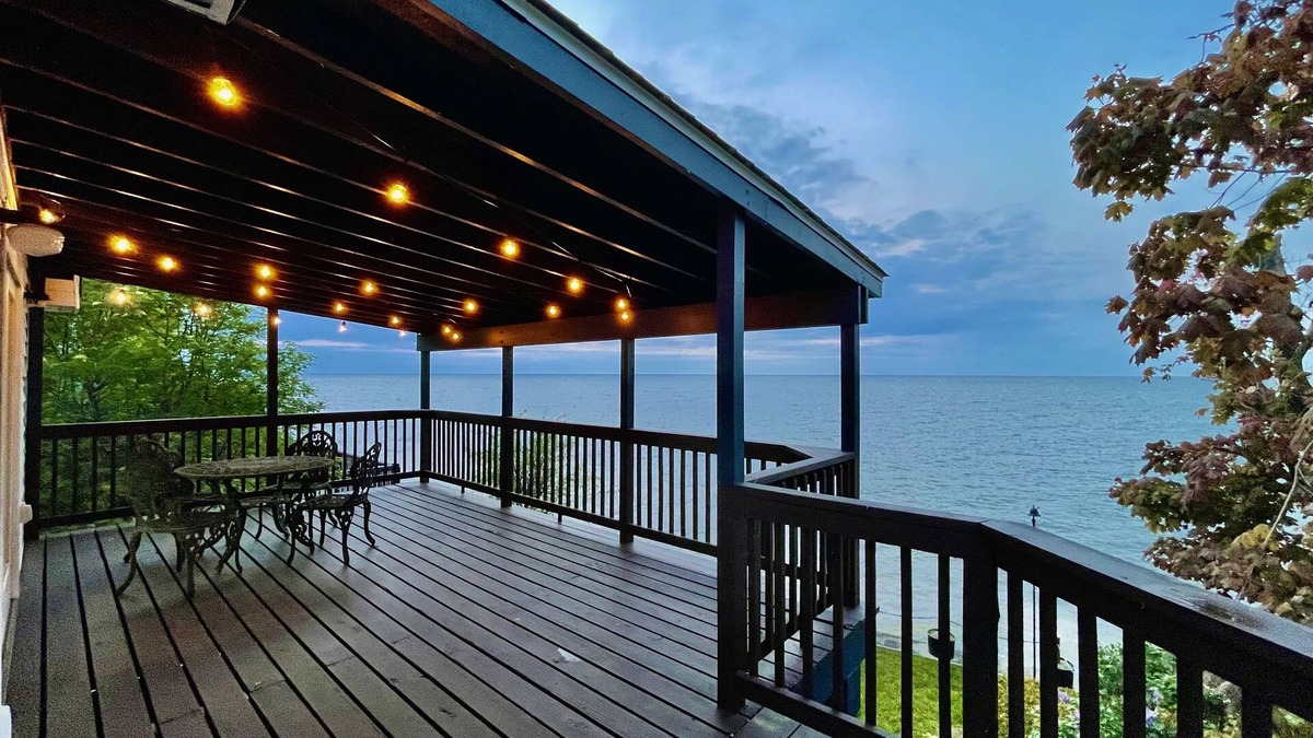 Town of Somerset Cottage | Comfy Lakehouse near Niagara Falls on Lake Ontario
