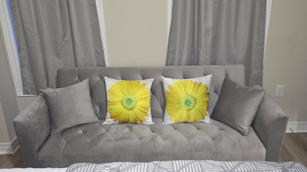 Brampton House | Comfy Modern 1-bedroom suite in Brampton Entire place