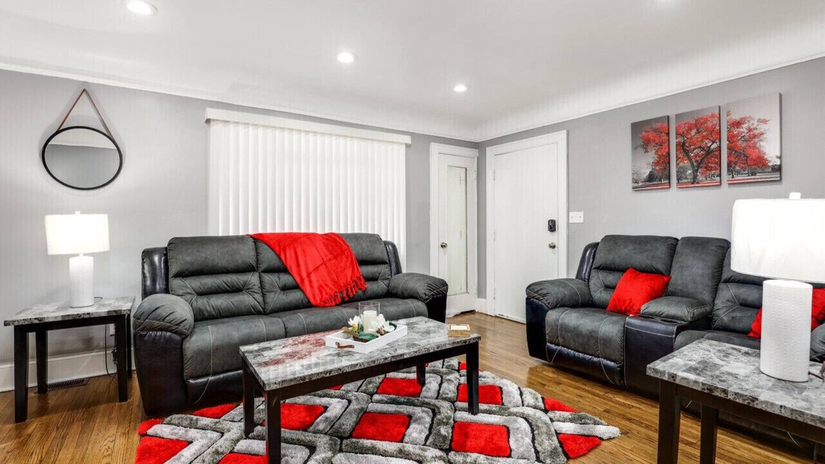 Grosse Pointe House | Comfy Modern and Cozy Queen Beds Free Parking