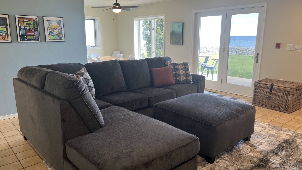 Algoma Condo | Comfy modern condo, right on Lake Michigan. Perfect couples getaway! No aircon