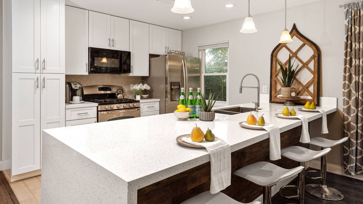 Barker House | Comfy Modern Home - Close to Everything!