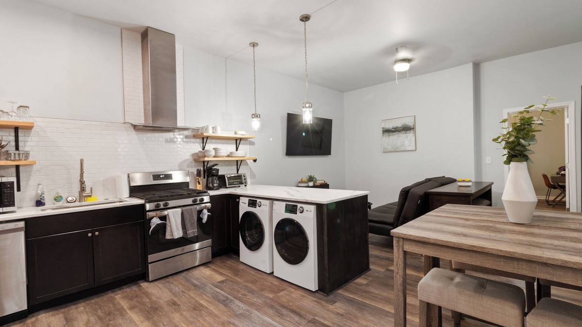 Cincinnati House | Comfy & Modern Walkable Single Level 2 bed Home
