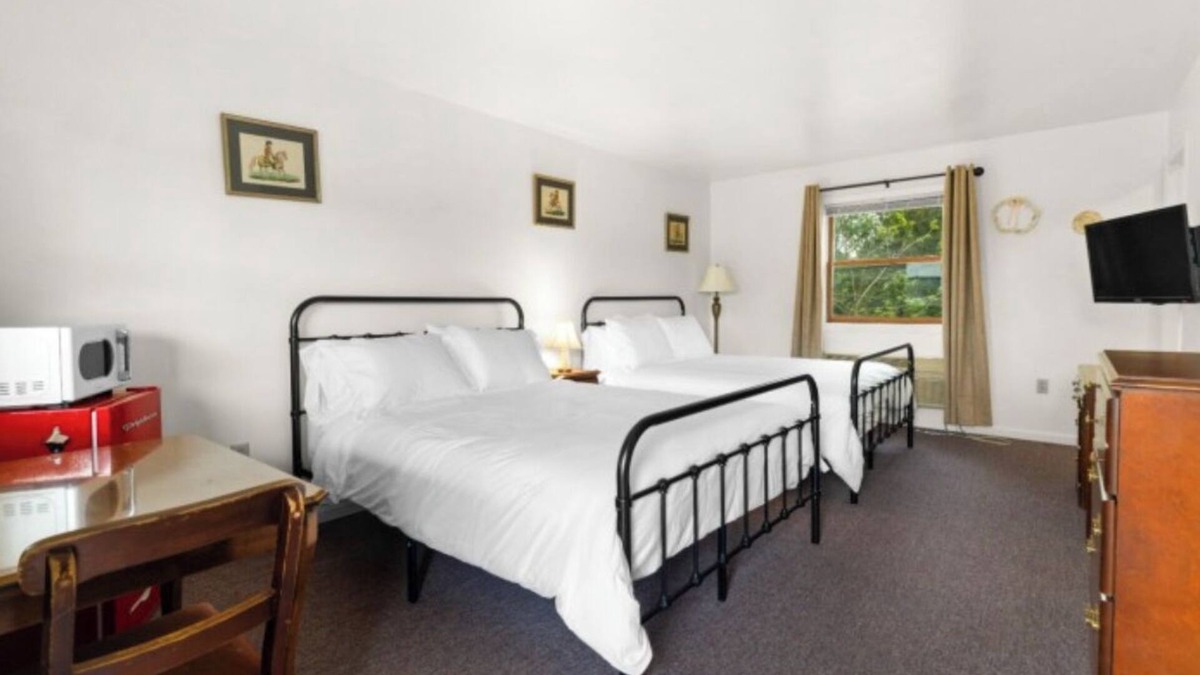 East Springfield Hotel | Comfy & Pet Friendly Stay Near Cooperstown