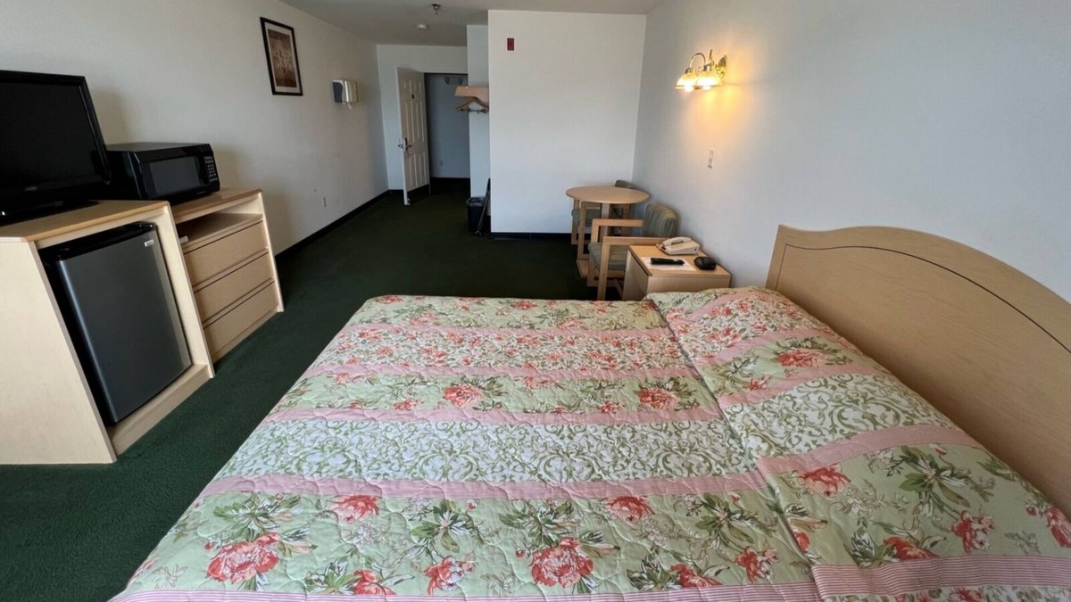 Renault Bed & Breakfast | Comfy Petite Queen Suite in the Heart of Red Bud!