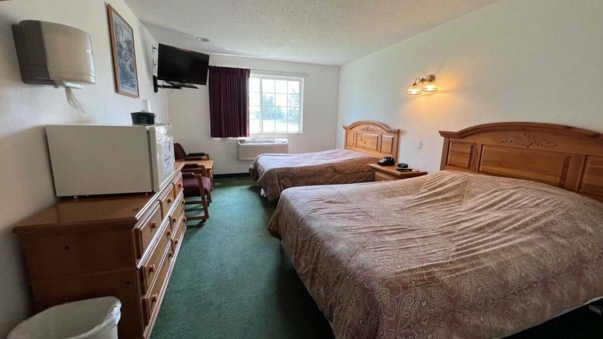 Renault Bed & Breakfast | Comfy Queen + Full Room in the Heart of Red Bud!