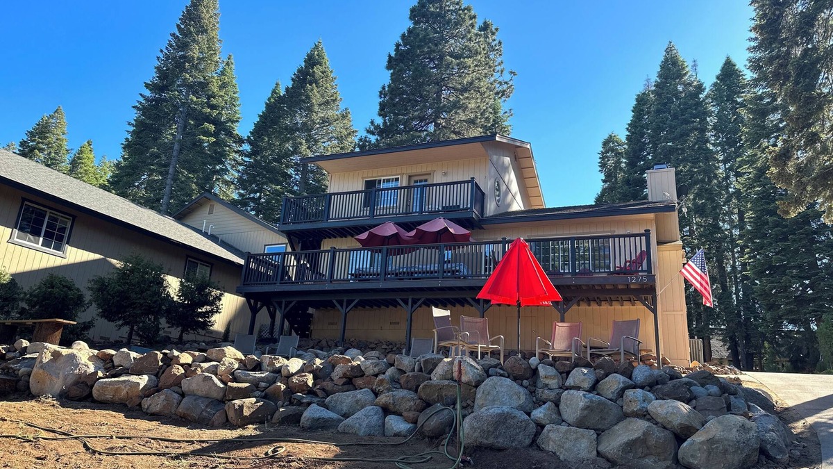 Lake Almanor Country Club House | Comfy retreat at LACC! Lake views! Central A/C! Amazing front/back yards!