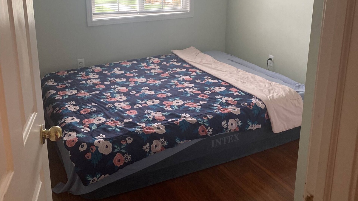 Taylor Condo | Comfy room by airport w/wifi