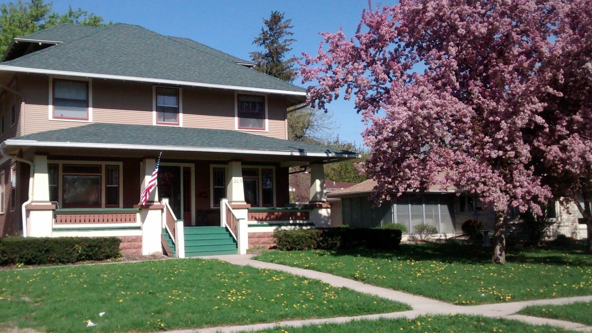 Kasson House | Comfy Room in Centennial Home near Mayo Clinic