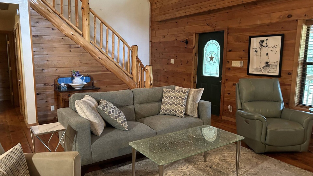 Kingston Cabin | Comfy rustic cabin 1/2 mile from Lake Texoma is ready and fully stocked for 8+!