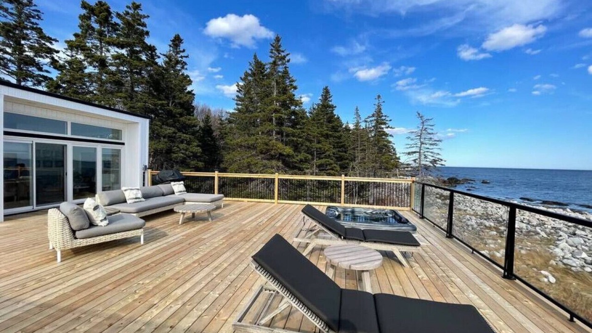 Hunts Point Cottage | Comfy Seaside Cabana . Hot Tub, Sauna and All Weather Domes - Private