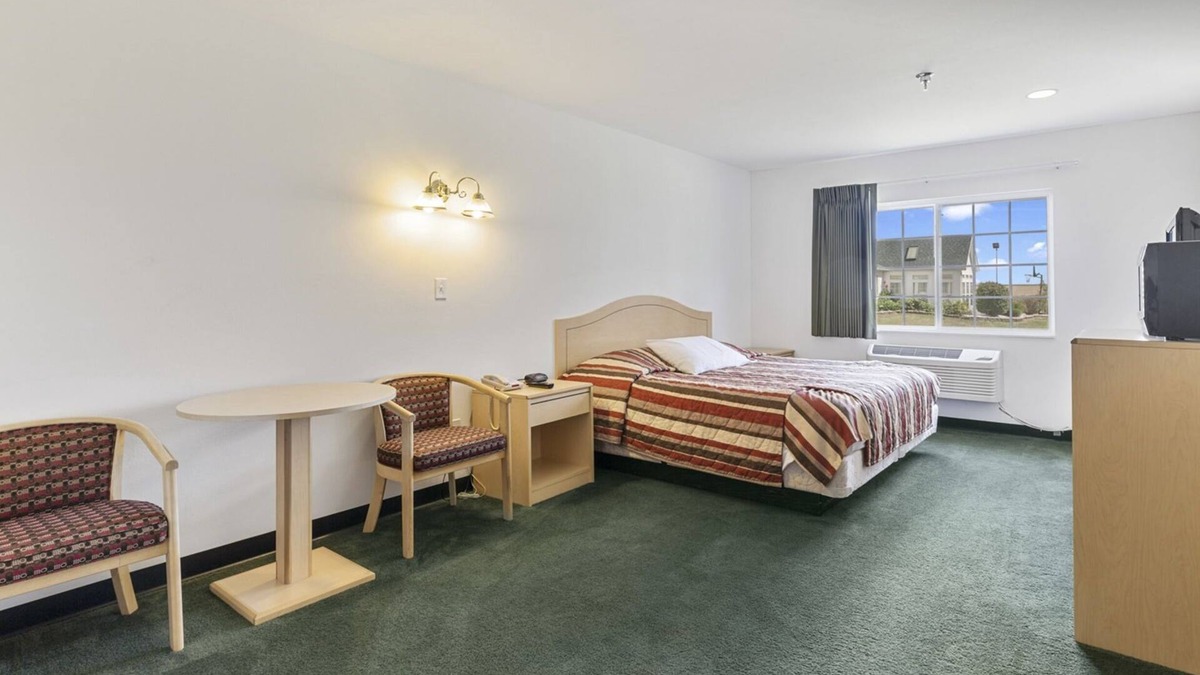 Renault Bed & Breakfast | Comfy Single King Suite in the Heart of Red Bud!