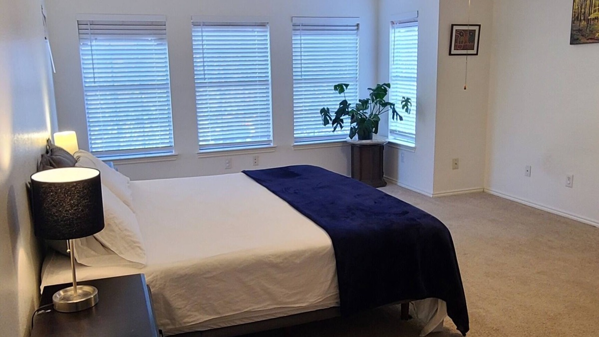 Hillcrest House | Comfy south Austin home near bars /live music /Hiking Biking trails/winery's
