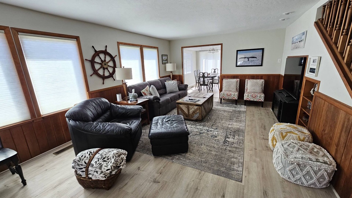Brookings House | Comfy Spacious Home, Minutes to Beaches, King Bed, Sleeps 9, WiFi, Dog friendly