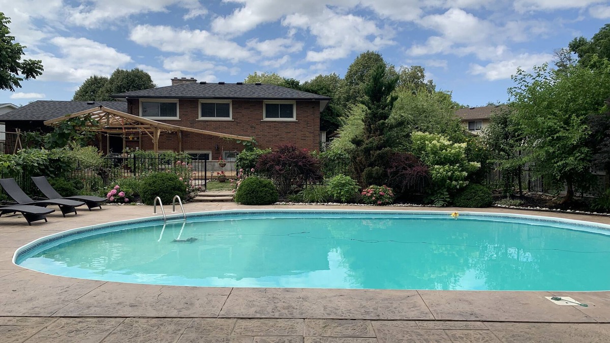 Niagara Falls House | Comfy suite with private pool (4-6 guests)