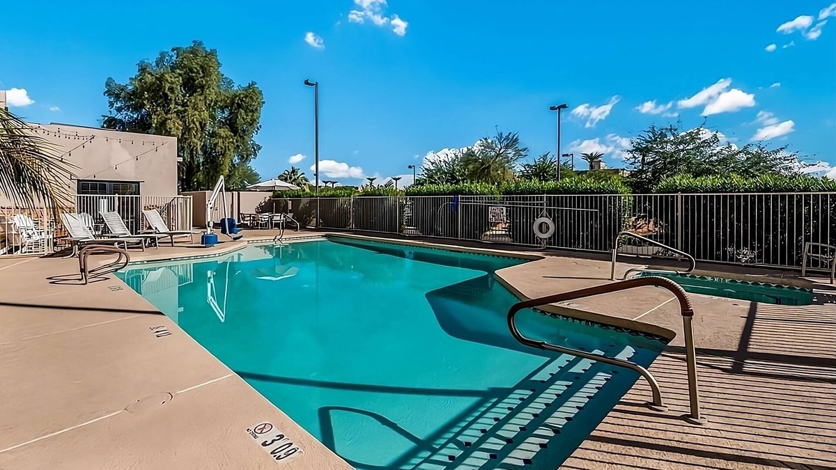 Palm Valley Hotel | Comfy Unit for Business Travel, Free Parking, Breakfast