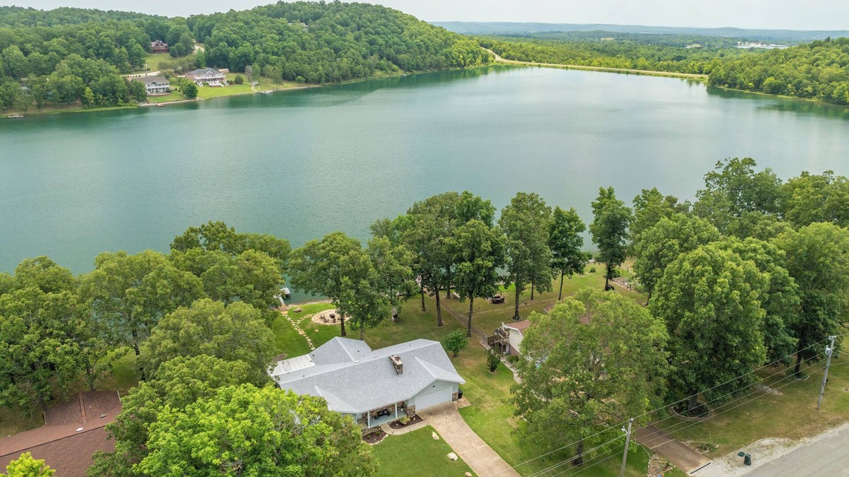 Horseshoe Bend House | Comfy & Updated Diamond Lakefront Home