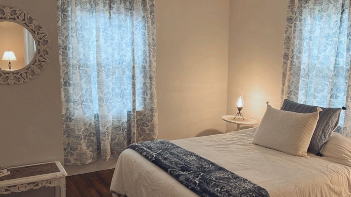 Newton Cottage | Comfy vintage cottage in beautiful small town-7mins from everything.