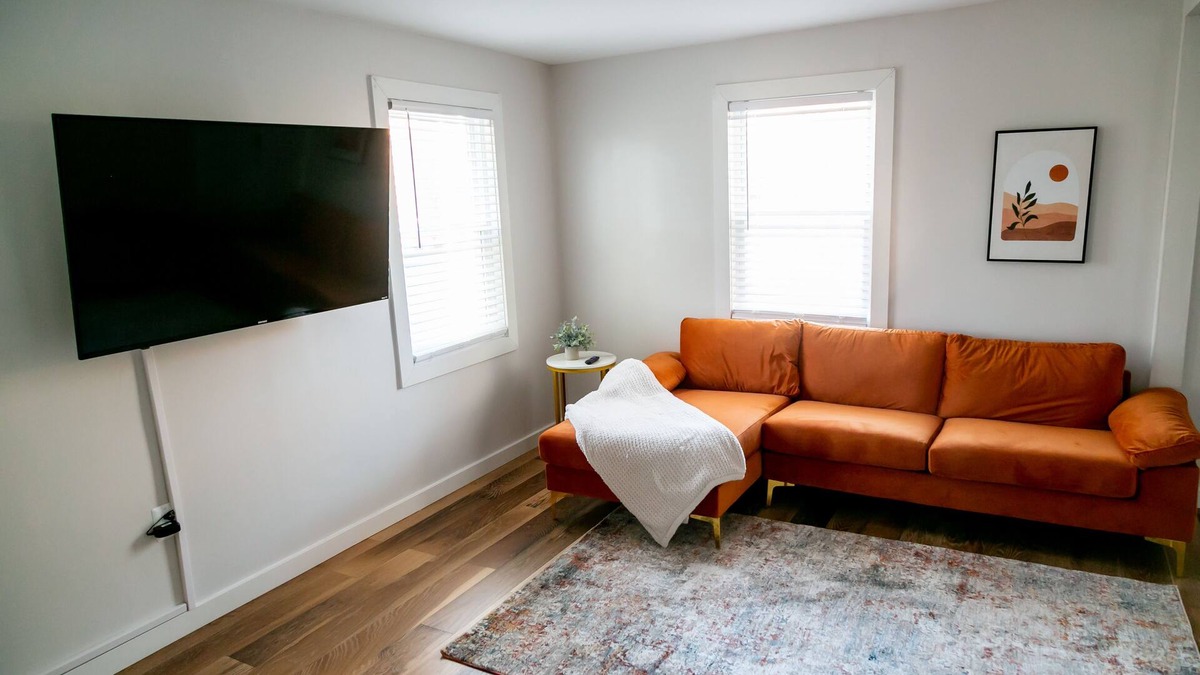 East Orange House | Comfy with Free Parking, 2 beds Near Airport, Park/Hospital!